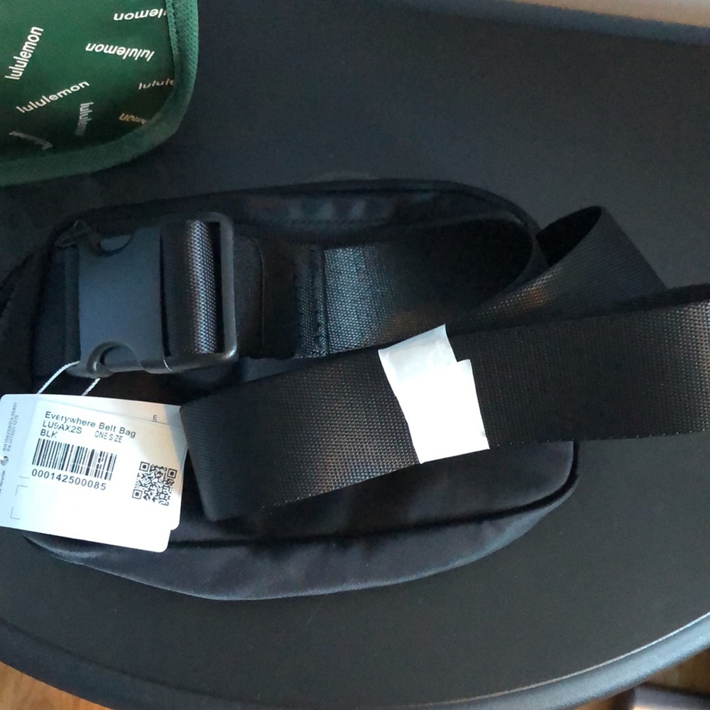 Black Lululemon Everywhere Belt Bag - Picture 4 of 5